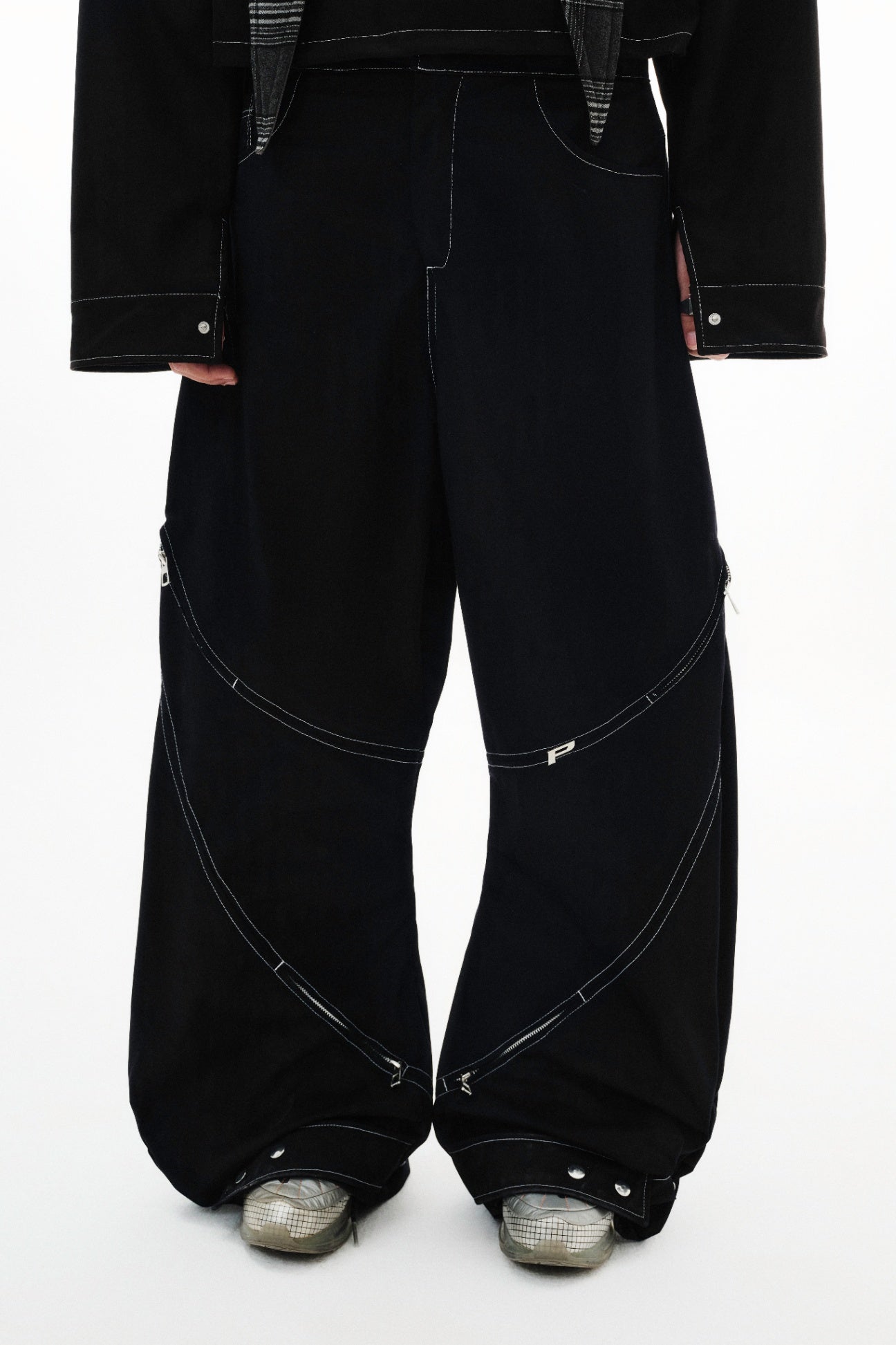 P ZIP BALLOON PANTS IN BLACK